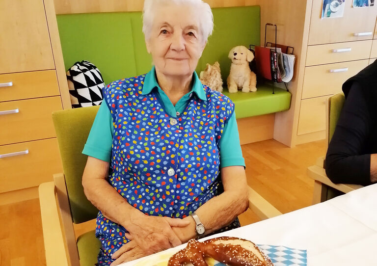 Bewohner*in feiert Oktoberfest im HB Stephansheim in Horn