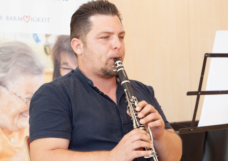Klarinettist Emir spielt mit seinem Instrument
