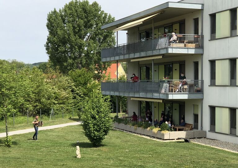 Musikschullehrer Marcus Bittner begeistert das Publikum auf den Terrassen des Urbanusheims.