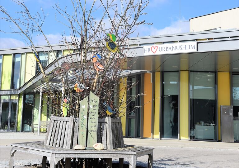 Geschmückter Osterbaum vor dem Stephansheim.