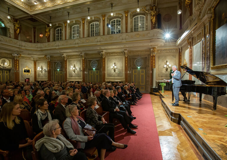 Benefizkonzert: "Baritones only" sangen für HB