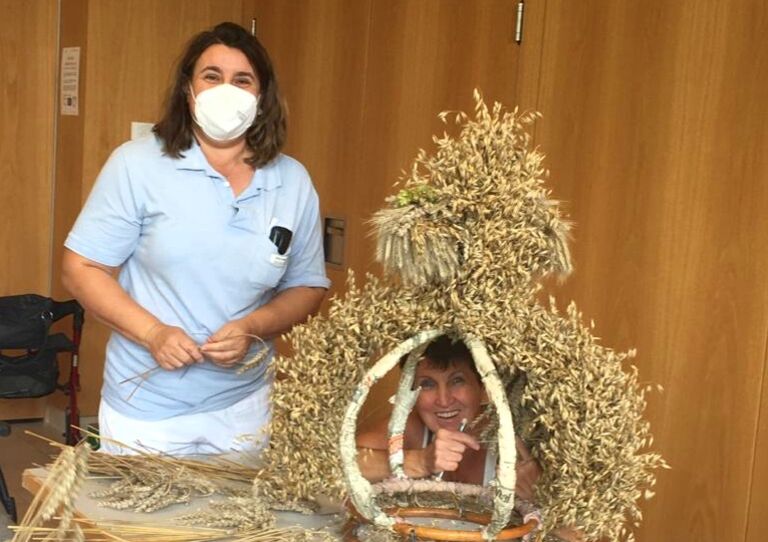 Mitarbeiterin Marija und die Erntedankkrone