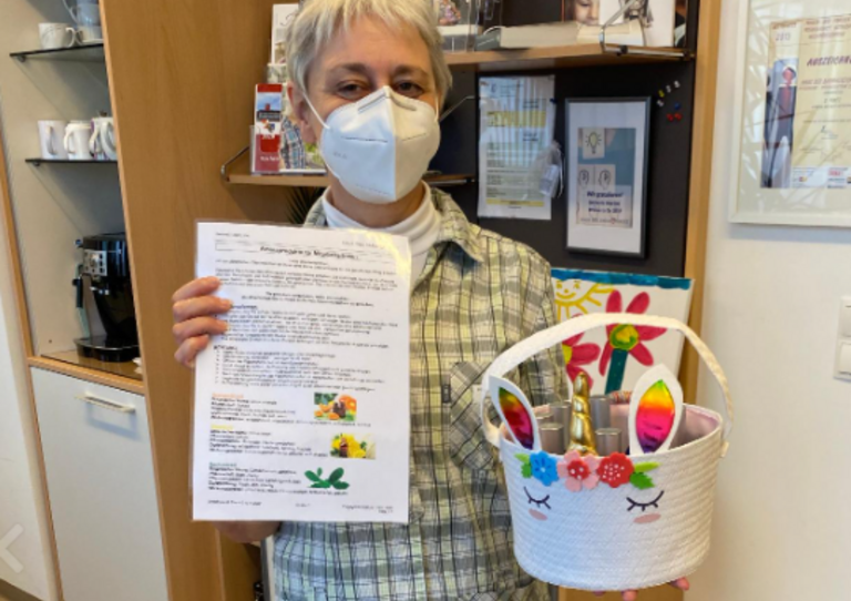 Schutzengel Claudia verteilt Aromaöle.