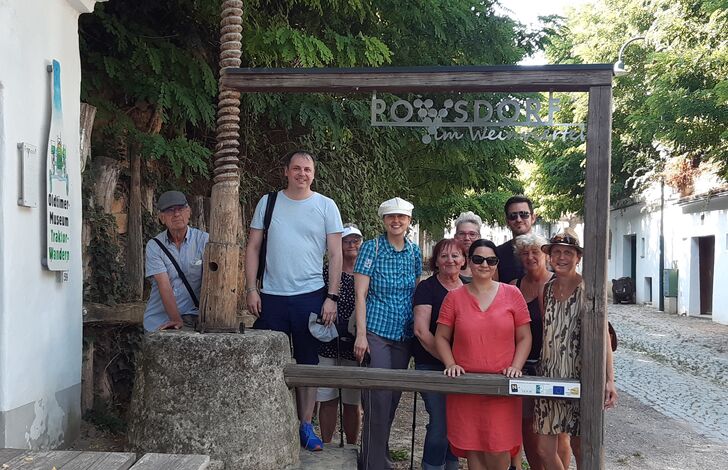 Kolleg*innen aus dem Urbanusheim beim Weinwandern.