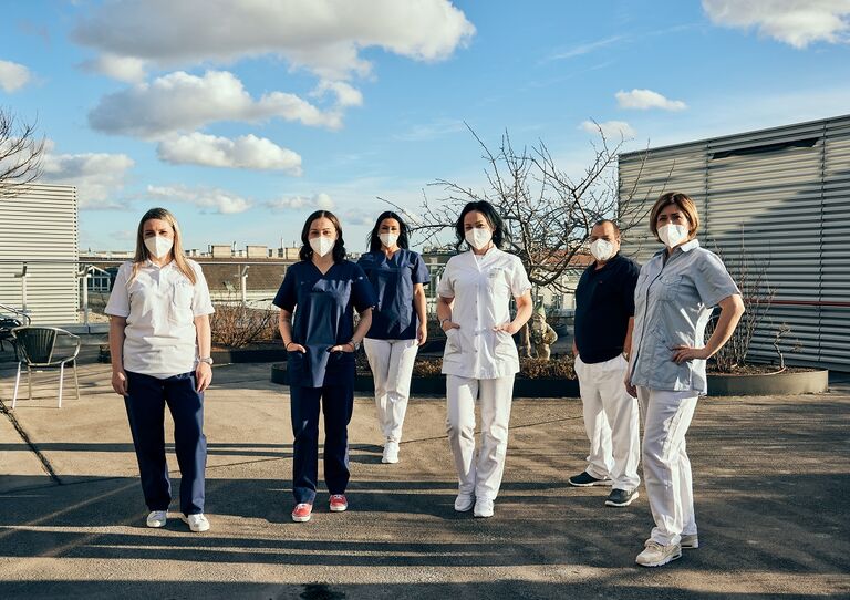 Sechs Kolleginnen präsentieren die blaue Linie auf der Dachterrasse.