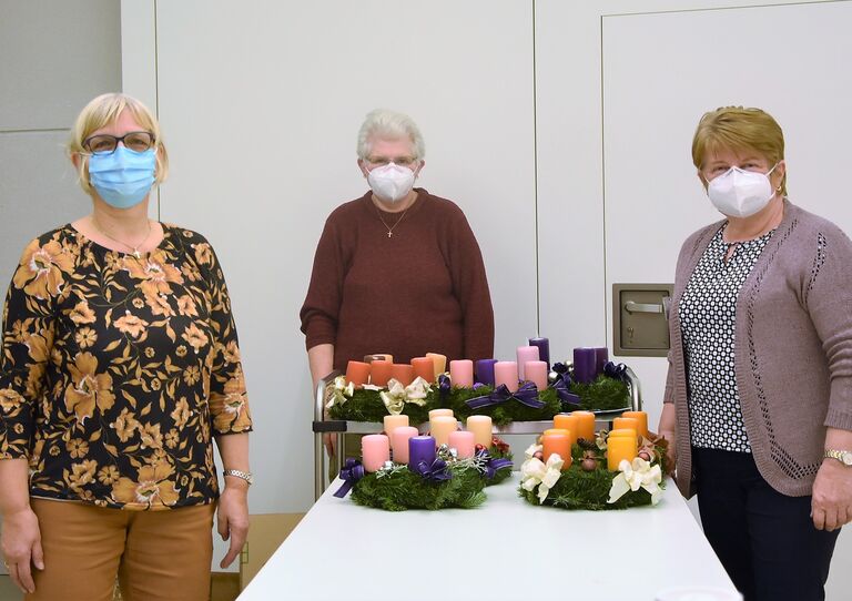 Die ehrenamtlichen Mitarbeiterinnen mit den selbst hergestellten Adventkränzen für das Urbanusheim.