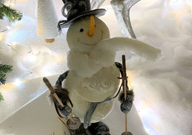 Ein Schneemann mit Ski auf künstlichem Schnee.