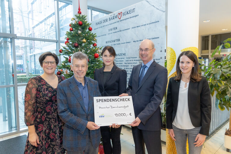 Spendenübergabe: Vertreter*innen der VBV überreichen einen Scheck in der Höhe von 15.000 Euro an das HB.