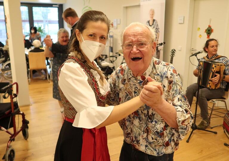 Kollegin Timea Tüchler wagt ein Tänzchen mit einem Bewohner, der sich sehr freut.