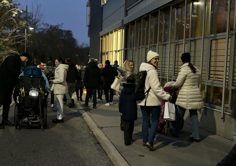 Gemeinsam mit dem Betriebskindergarten wurde eine Runde um das Pflegekrankenhaus Seeböckgasse gedreht Gemeinsam mit dem Betriebskindergarten wurde eine Runde um das Pflegekrankenhaus Seeböckgasse gedreht