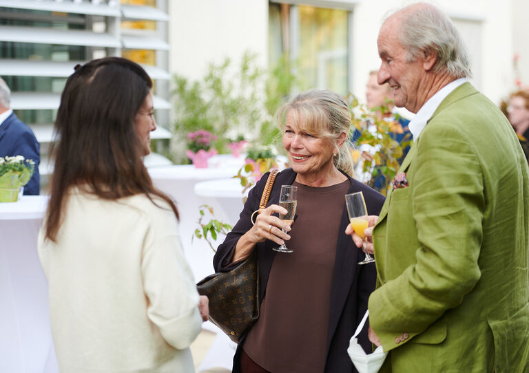 Veronika Schauer im Gespräch mit zwei Großspender*innen