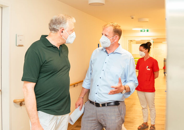 Landesrat Martin Eichtinger im Gespräch mit Heimleiter Lukas Pohl