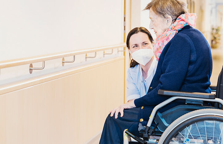 Nadja Ernhofer bei ihren täglichen Kniebeugen