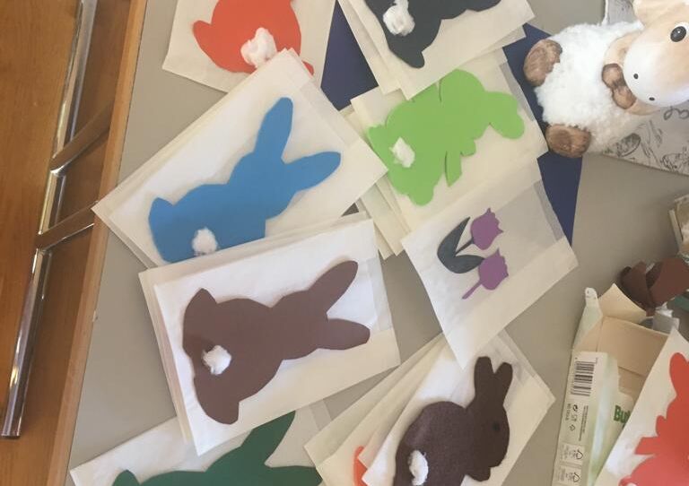 Selbst gebastelte Osterhäschen auf einer Karte