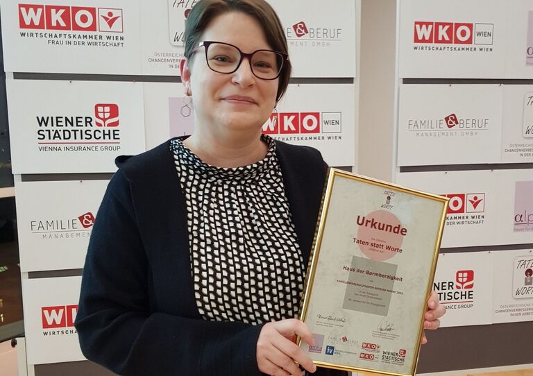 Sabine Zech nimmt Auszeichnung entgegen.