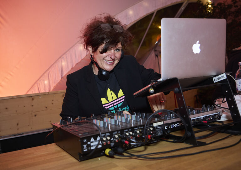 In sommerlichem Ambiente wurde zu Party-Beats von DJ Kata getanzt In sommerlichem Ambiente wurde zu Party-Beats von DJ Kata getanzt
