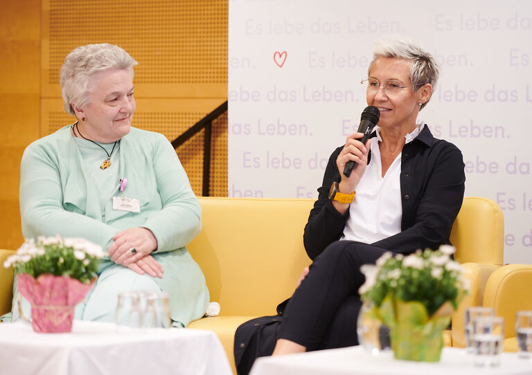 Christine Mühlberger und Julia Hruby sprechen miteinander auf der Bühne