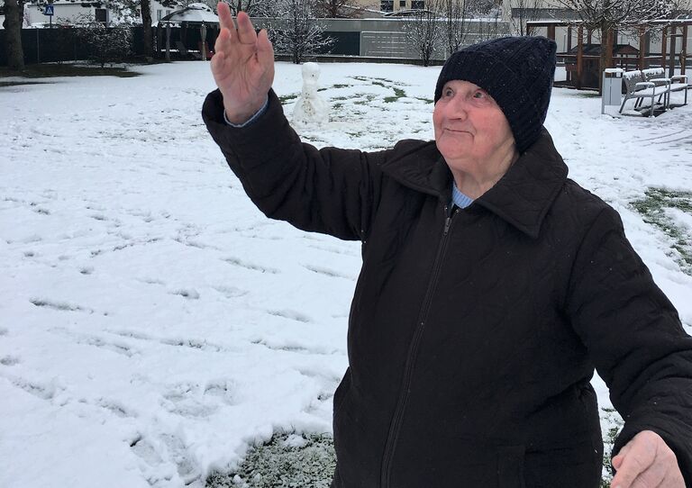 Eine Bewohnerin wirft einen Schneeball.