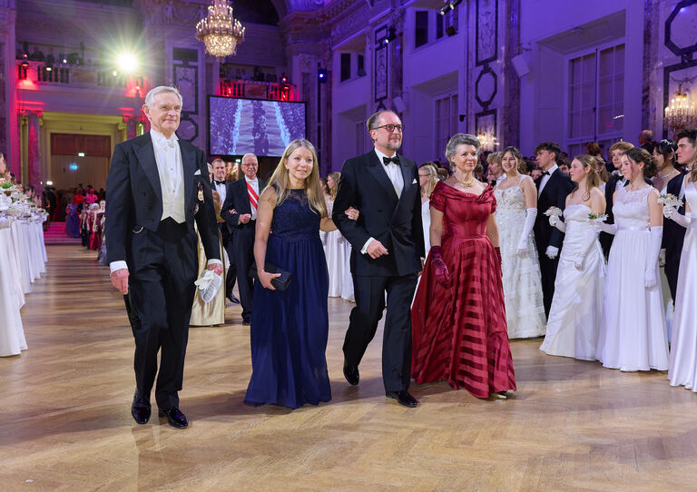 Ehrengäste ziehen ein.