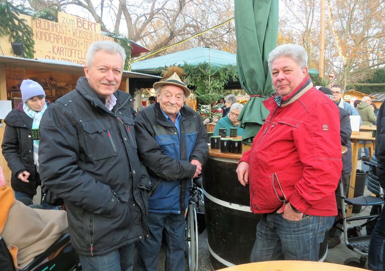 Die Bewohner*innen am Christkindlmarkt.