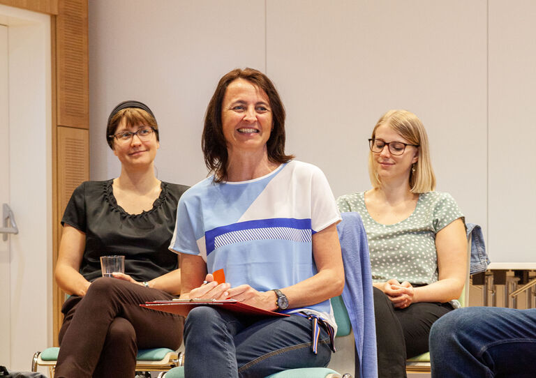 Drei Teilnehmerinnen lachen in die Kamera