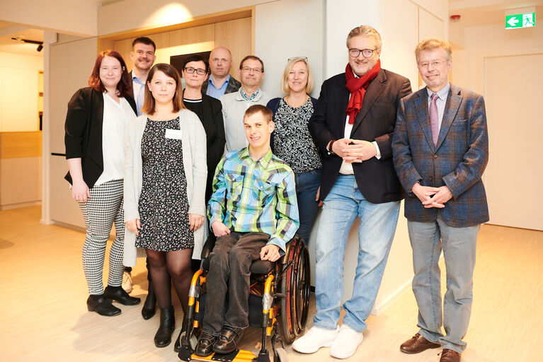 Gruppenfoto bei Eröffnungsfeier von "das waberl"