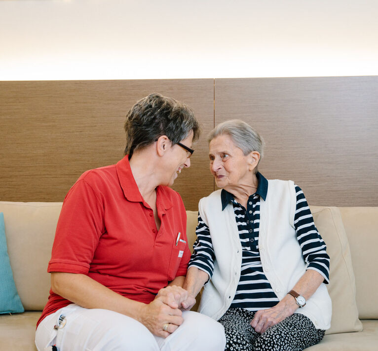Hospizleiterin Pauline Zimmel mit Bewohnerin Resi.