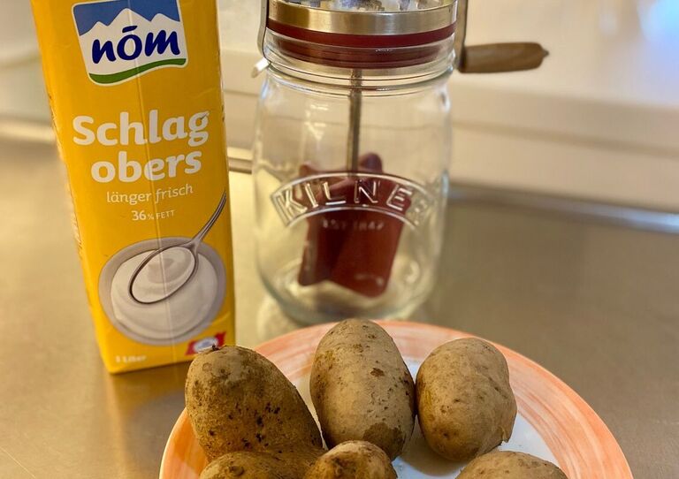 Foto von Schlagobers, Kartoffel und der Quirl-Maschine.
