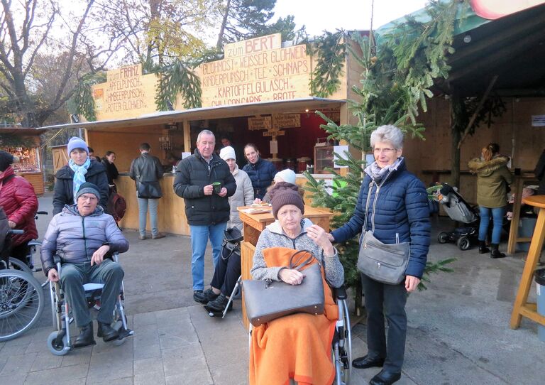 Die Bewohner*innen am Christkindlmarkt.