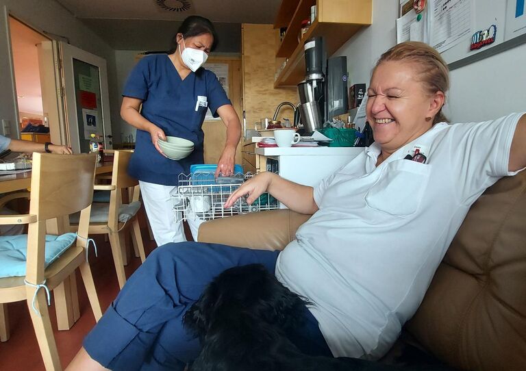 Zwei Kolleginnen lachen miteinander