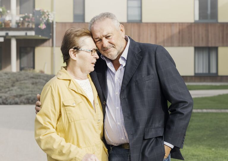 Bewohnerin Christa und Ehemann Edi vor dem Stephansheim