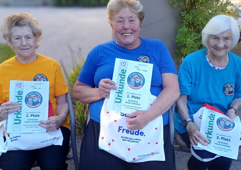 Die Gewinnerinnen des Kegelturniers im Pflegeheim Am Maurer Berg Die Gewinnerinnen des Kegelturniers im Pflegeheim Am Maurer Berg