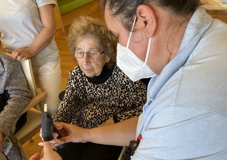 Bewohnerinnen und Mitarbeiter*innen basteln an den Kunstwerken.