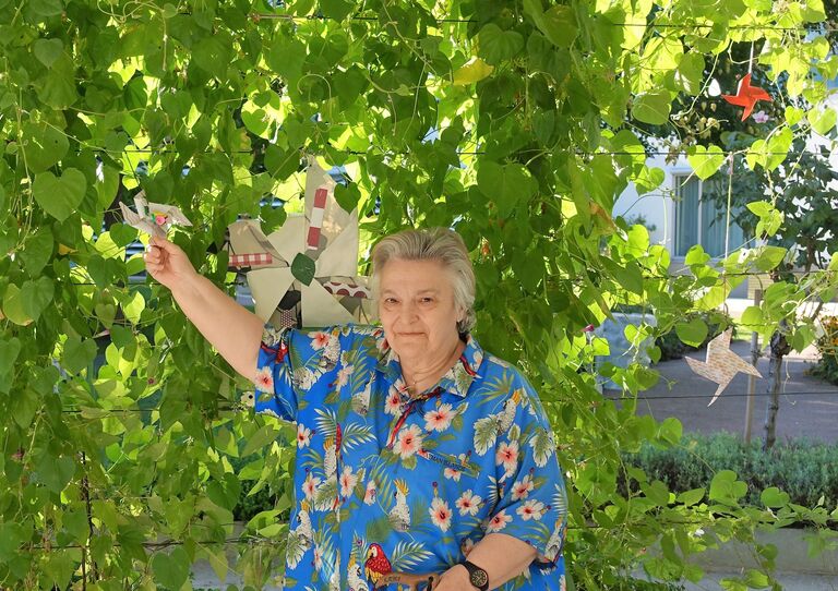 Die kreative Bewohnerin mit ihren Kunstwerken