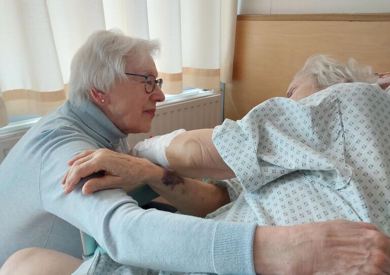 Frau O. ist ehrenamtliche Mitarbeiterin im Haus der Barmherzigkeit Frau O. ist ehrenamtliche Mitarbeiterin im Haus der Barmherzigkeit