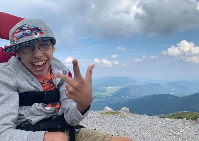 Ein Kind der HABIT Kids WG bei einem Ausflug in die Berge.