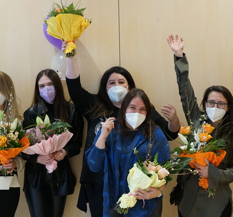 Kolleginnen aus den Pflegeeinrichtungen Wien stehen für ein Gruppenbild zusammen.