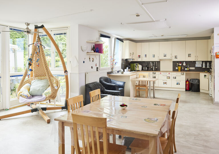 Wohnküche mit Essplatz und Hängeschaukel in der HABIT WG Kulmgasse