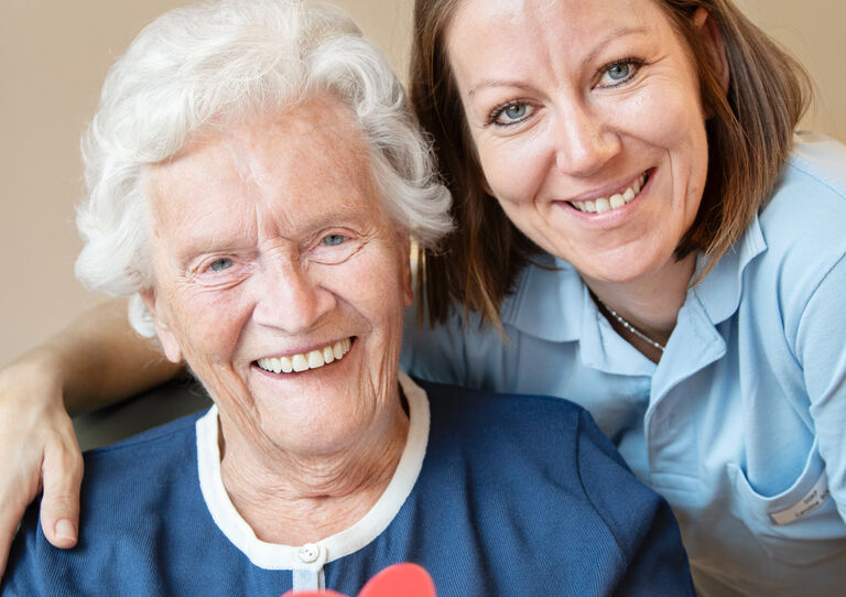 Bewohnerin M. Angst mit DGKP Caroline Solber  Bewohnerin M. Angst mit DGKP Caroline Solber
