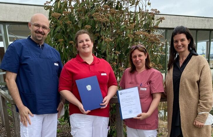 Plensko, zwei Kolleg*innen aus der Pflege und Veronika Schaueruer und Zlatan
