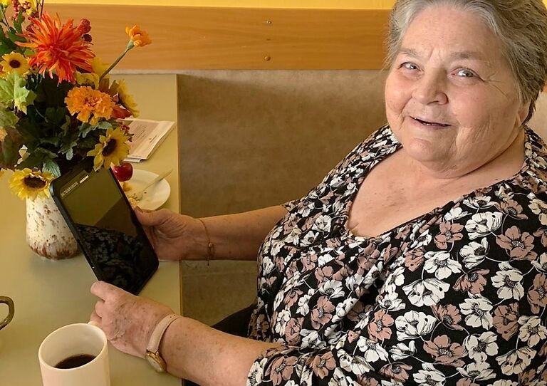 Eine Bewohnerin unterhält sich via Tablet mit Angehörigen