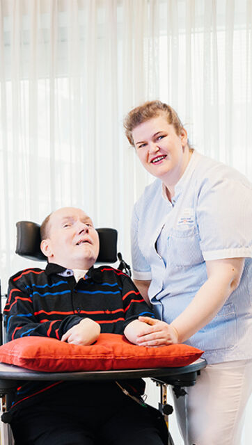 Wenn plötzlich alles anders ist. Paul Bewohner auf unserer Wachkomastation mit Pflegerin