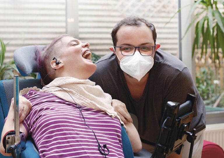 Dominic Roberts und eine Kundin von HABIT.