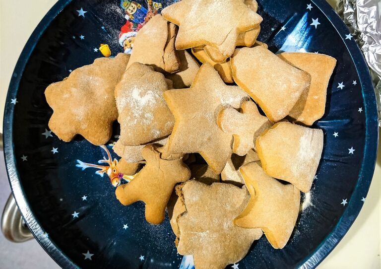 Die fertigen Lebkuchen auf einem Teller.