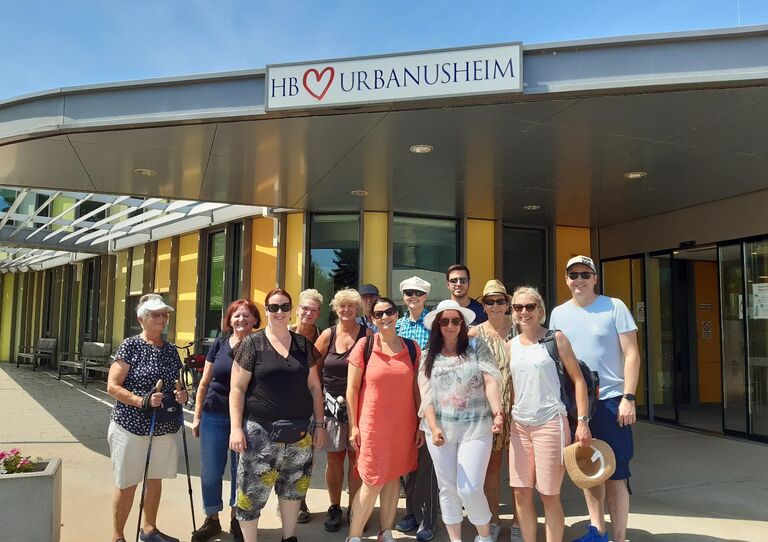 Mitarbeiter*innen stehen für ein Gruppenbild zusammen