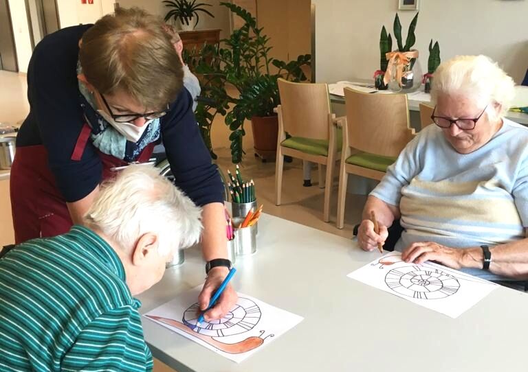 Silvia Edinger malt mit Bewohner*innen im Stephansheim.
