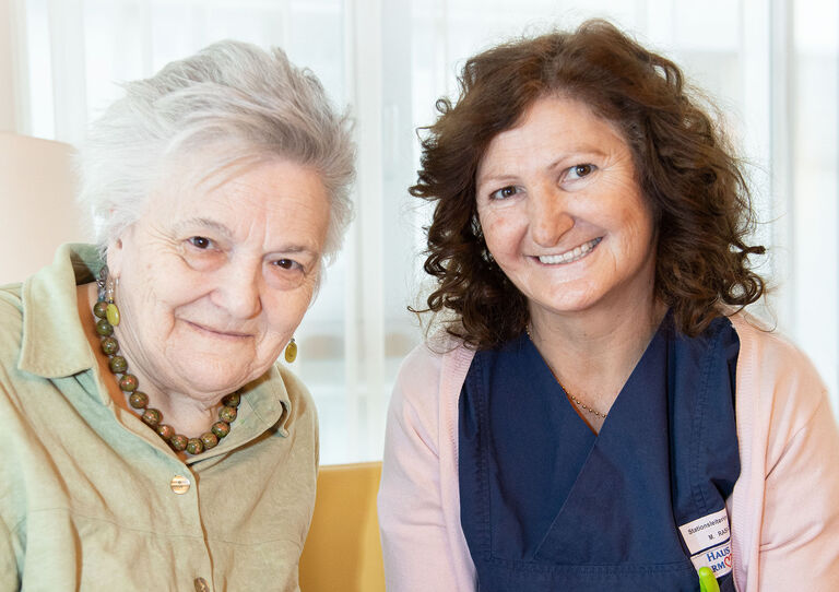 Bewohnerin Christine und die Stationsleiterin