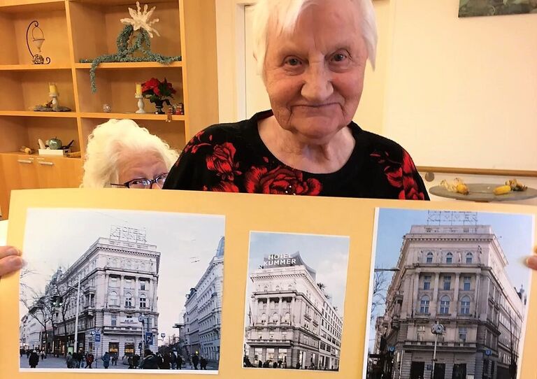 Bewohnerin Maria präsentiert stolz das fertige Plakat.