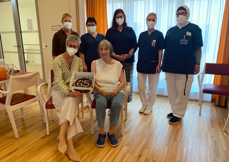 Die 65. Bewohnerin von Am Maurer Berg gemeinsam mit vier Mitarbeiter*innen und Pflegedienstleiterin Heidemarie Gruber