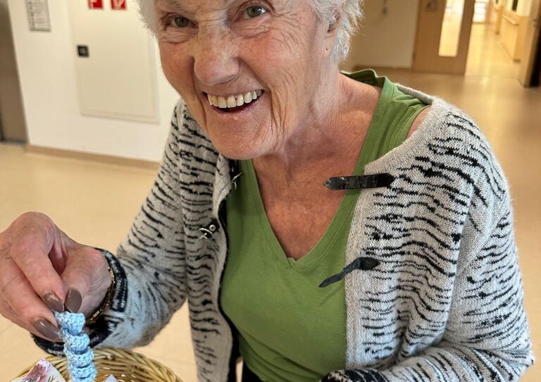 Mit Liebe gehäkelt: Sorgenwürmchen für unsere Bewohner*innen Mit Liebe gehäkelt: Sorgenwürmchen für unsere Bewohner*innen